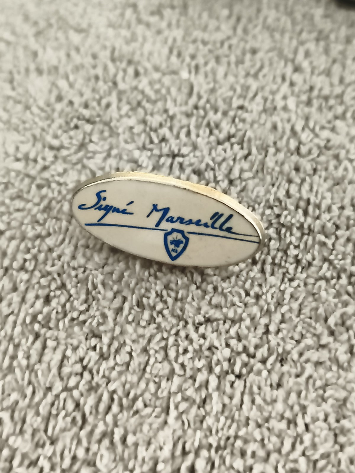 Pin's vintage Signé Marseille ovale blanc bleu badge ancien (Ref 2)