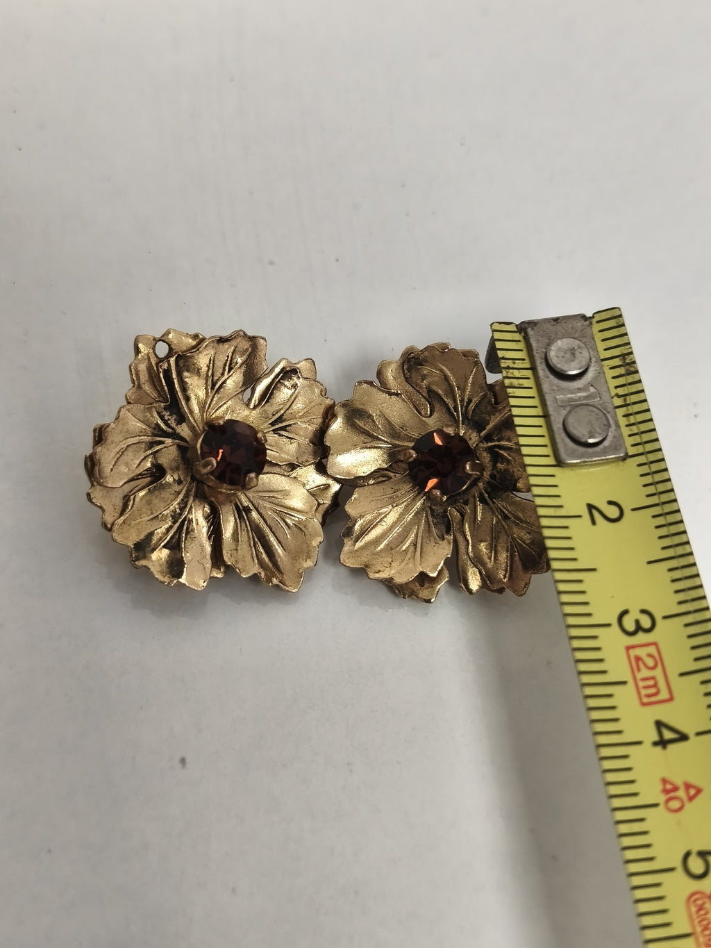 Paire de boucles d’oreilles anciennes fleur métal doré vintage