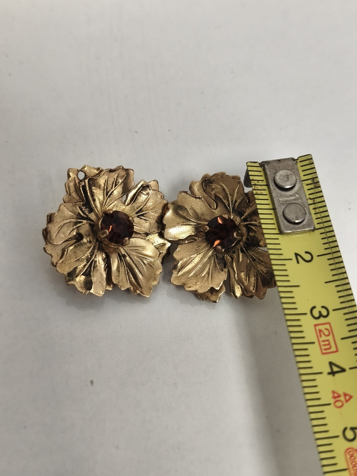 Paire de boucles d’oreilles anciennes fleur métal doré vintage