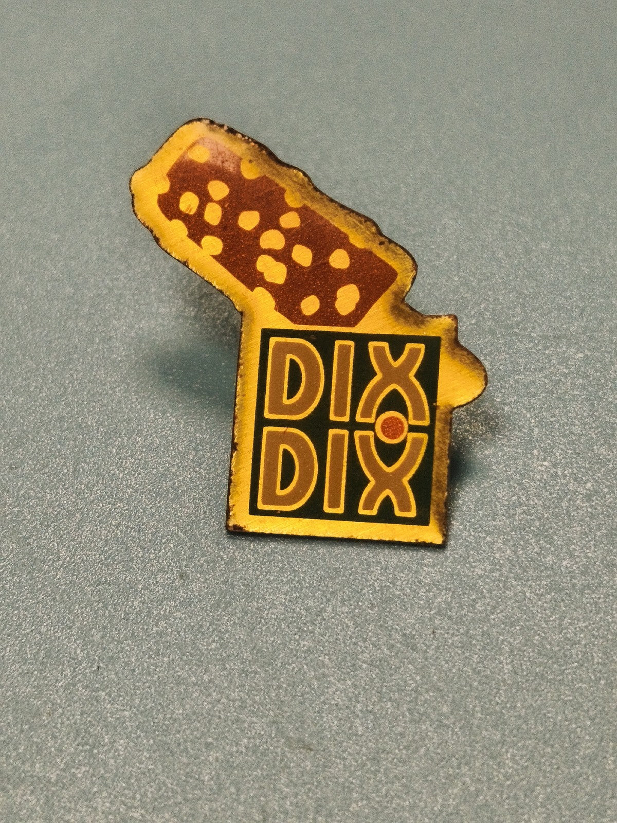 Pin's vintage DIX DIX ancien, forme biscuit, jaune et marron, collection (Ref 16
