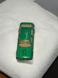 Véhicule miniature Peugeot vert vintage, voiture rétro ancienne, logo Lion