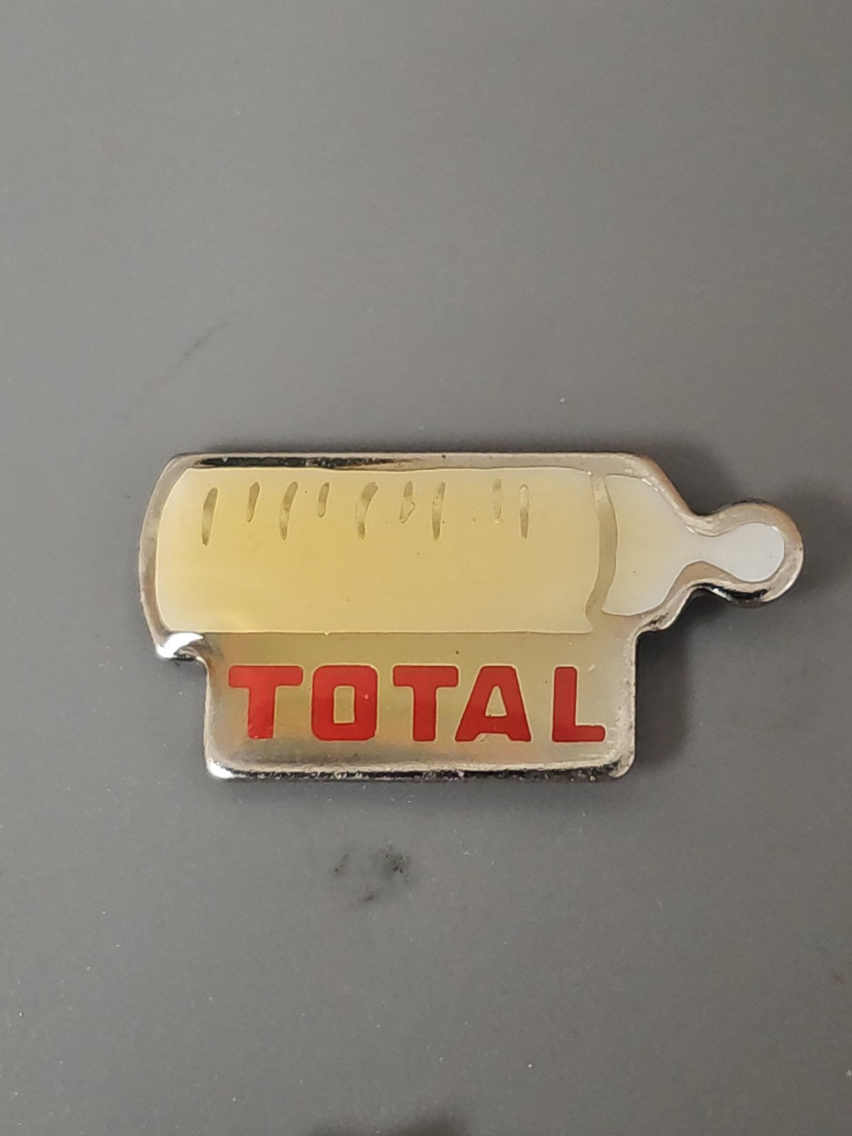 Pin's ancien rétro Total, badge vintage collection automobile essence rare