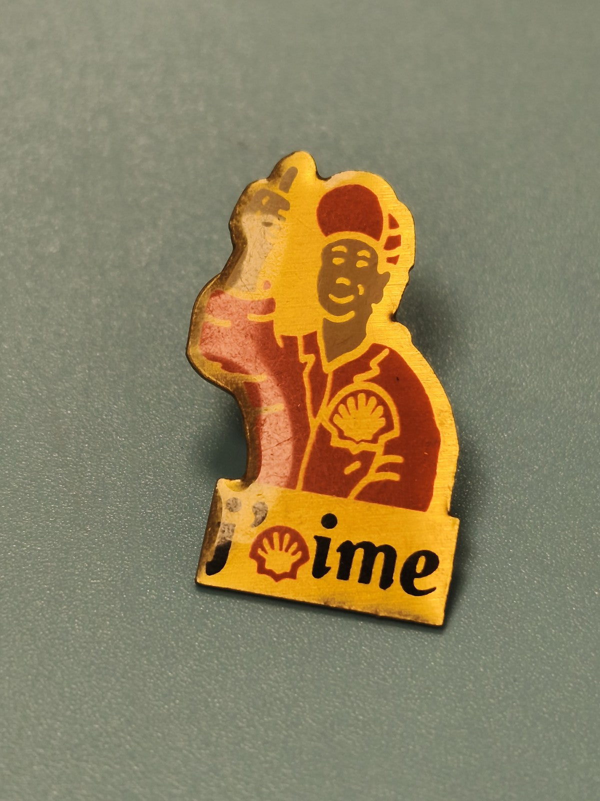 Vintage pin's Shell jaune rouge personnage, publicitaire ancien collection (Ref