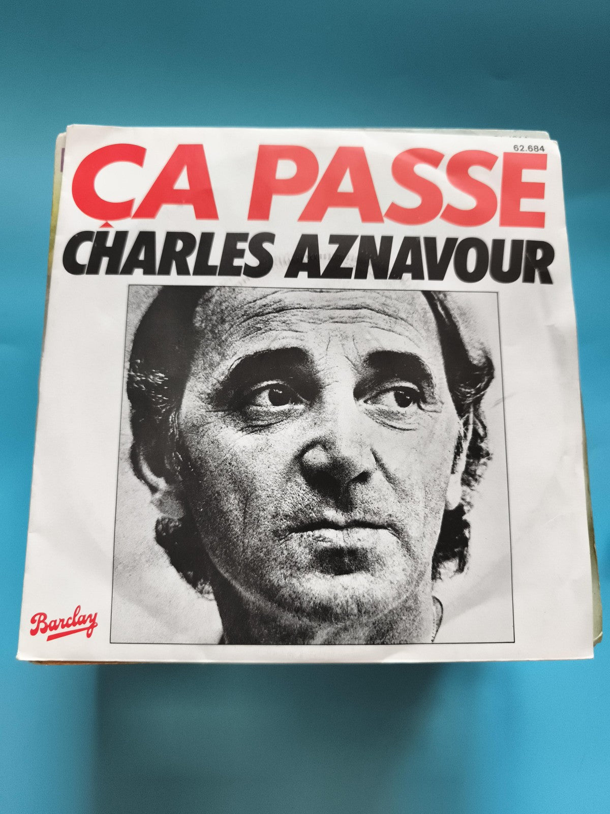 Vinyle 45 tours Charles Aznavour Ça Passe Barclay pochette photo noir et blanc