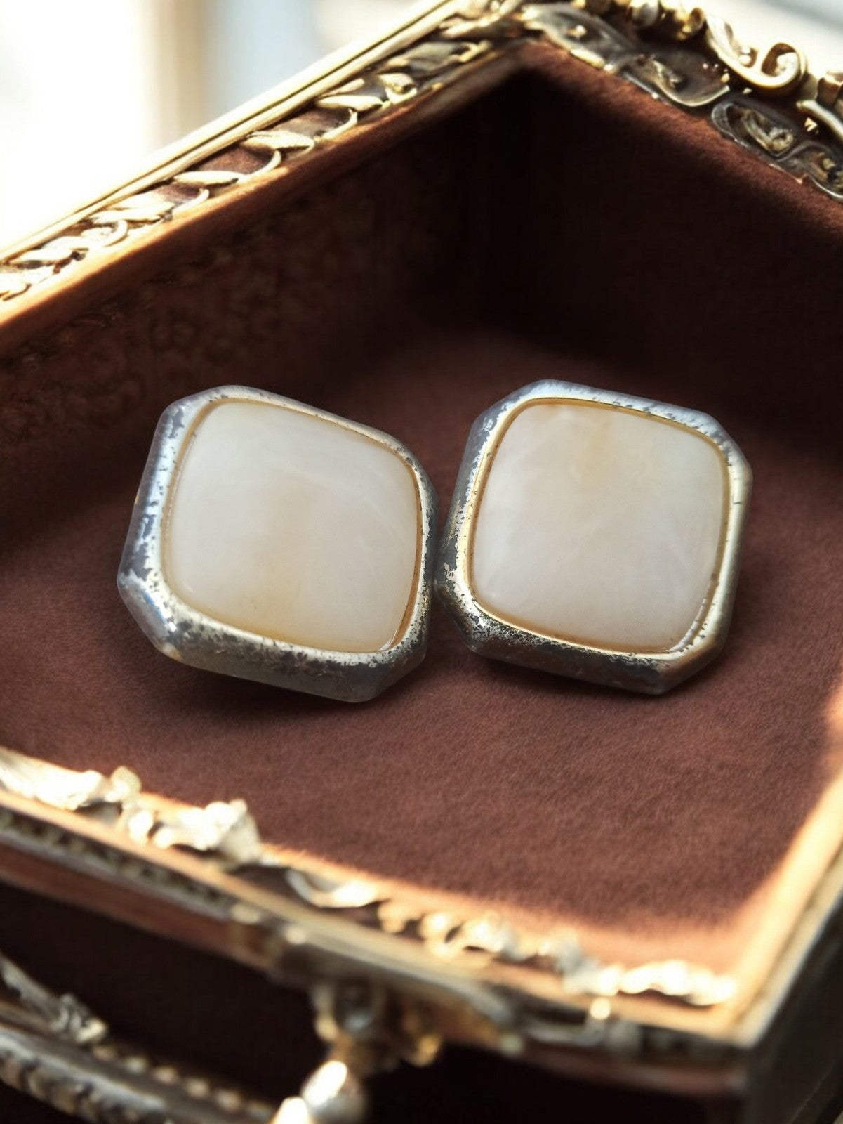 Boucles d'oreilles vintage rétro, carrées, finition argentée, blanc nacré