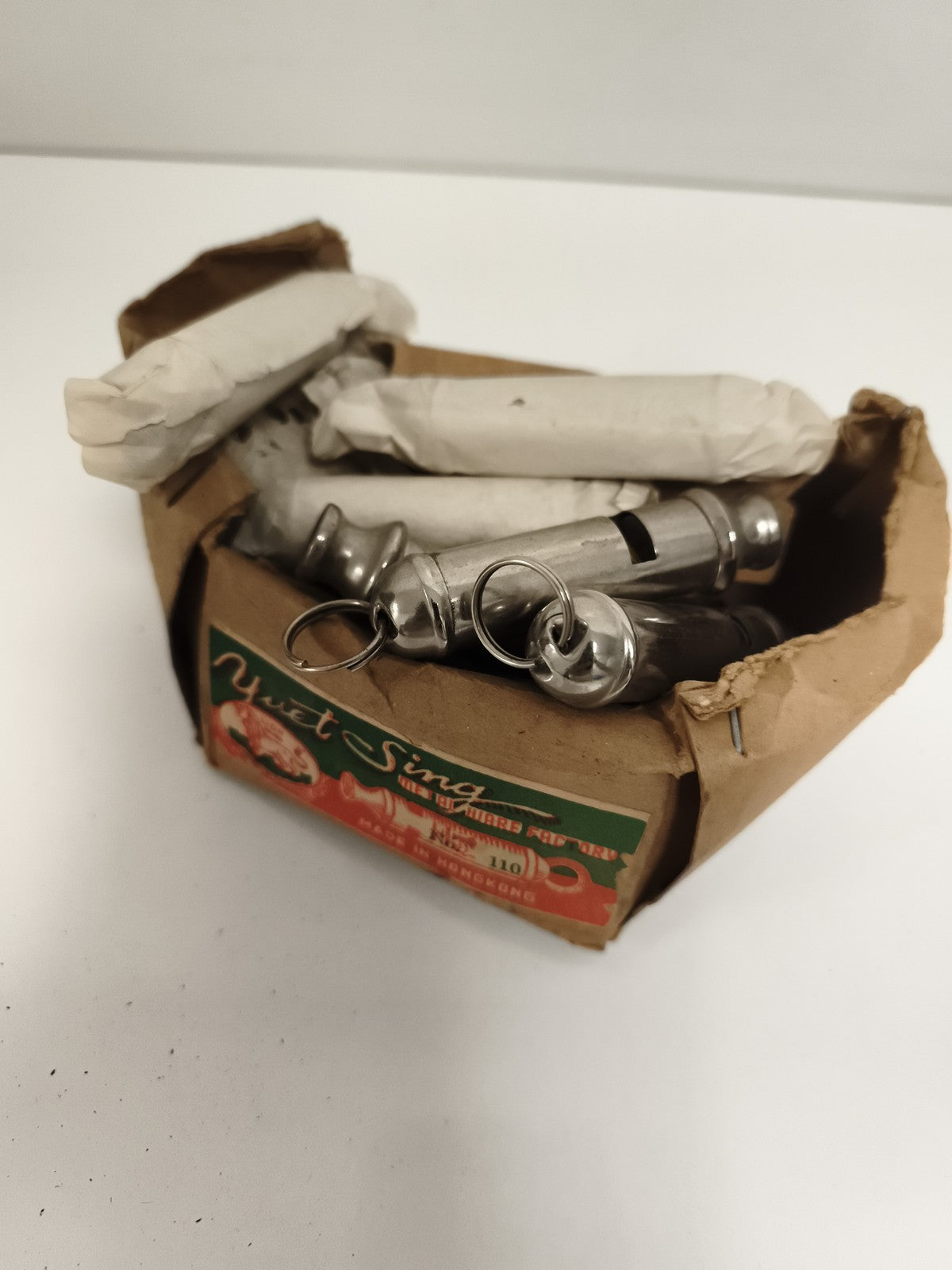 Lot anciens sifflets métal Yuet Sing Hong Kong vintage police arbitre