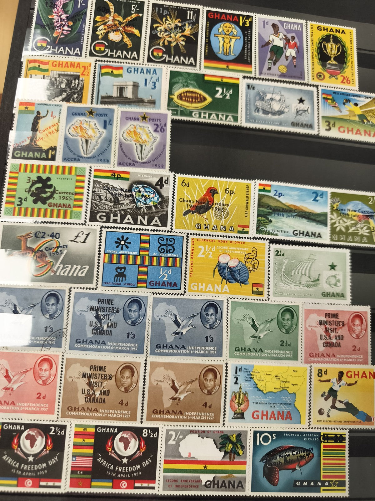 Lot timbres Ghana multicolores thèmes sports, faune, monuments, Afrique, occasio