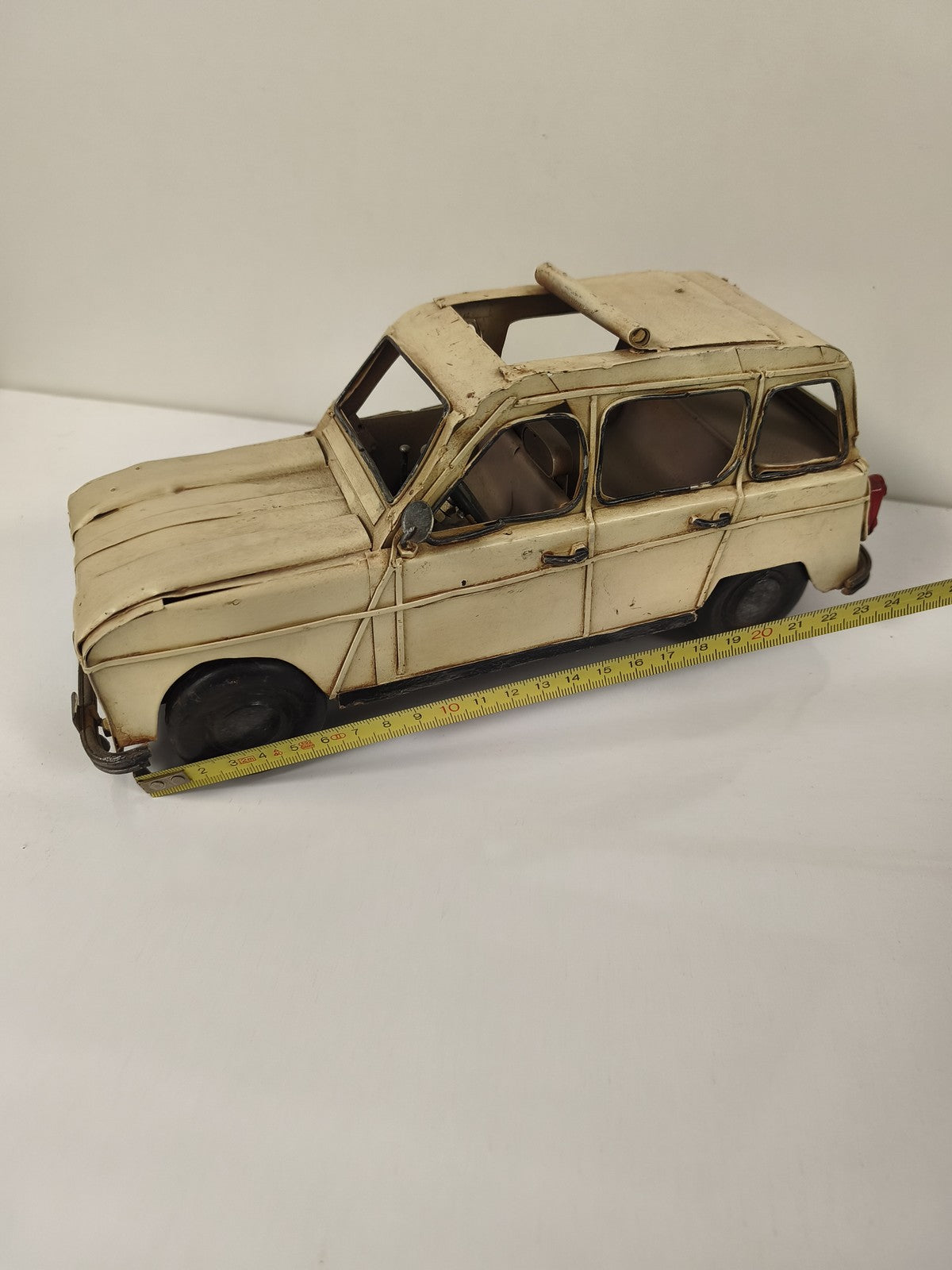 Voiture ancienne en tôle vintage, grande taille, objet de collection rétro déco