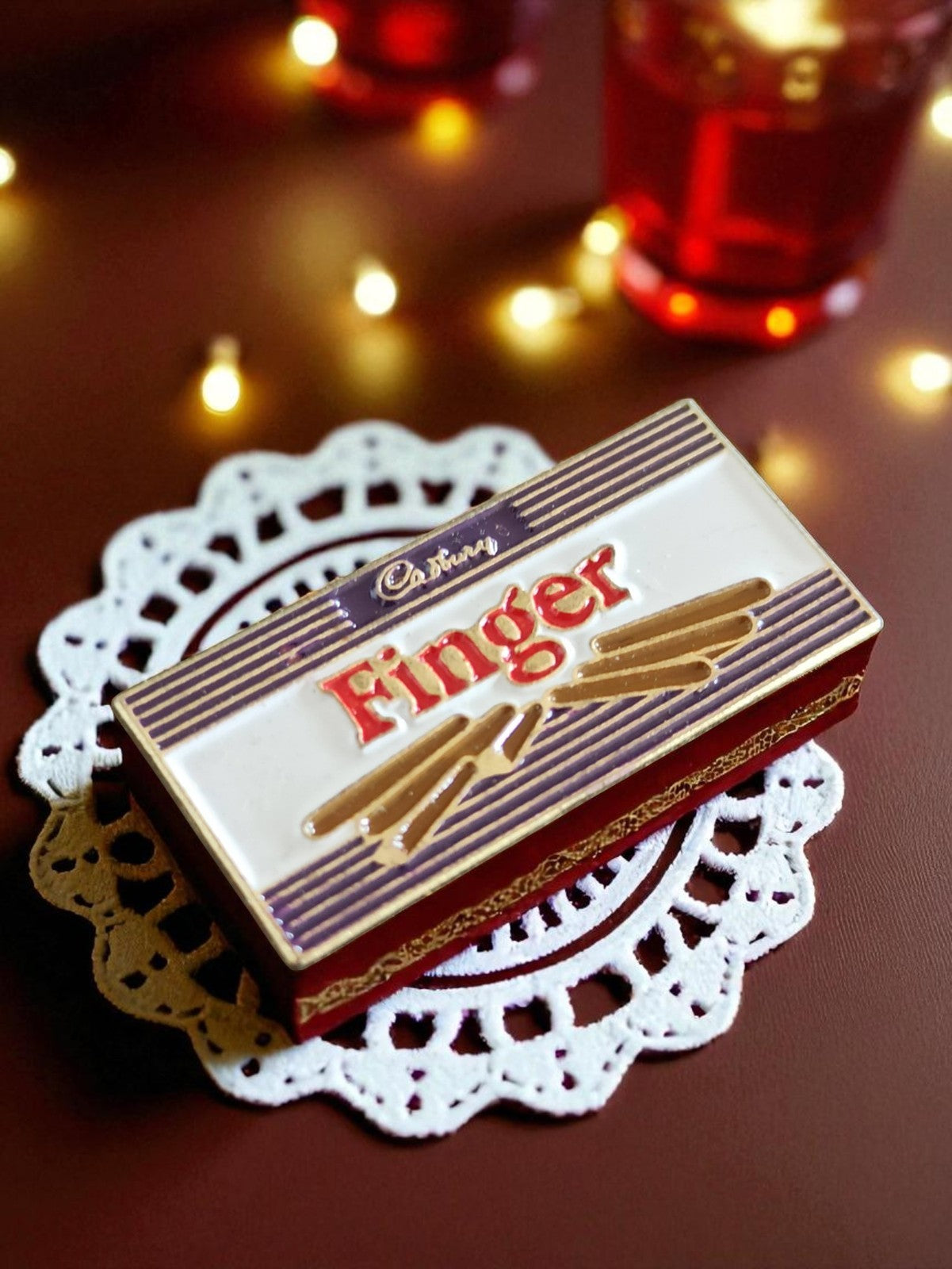 Pin's vintage Cadbury Finger édition limitée publicitaire, aspect émaillé