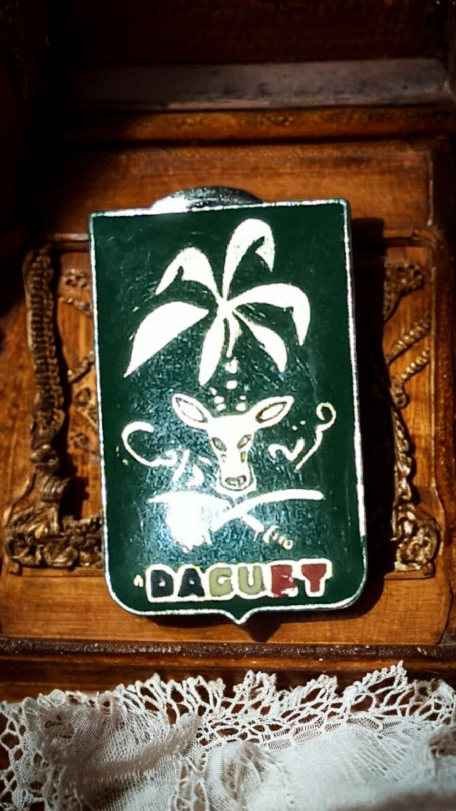 Pin's vintage Daguer, émaillé vert, blason animalier rare, badge ancien