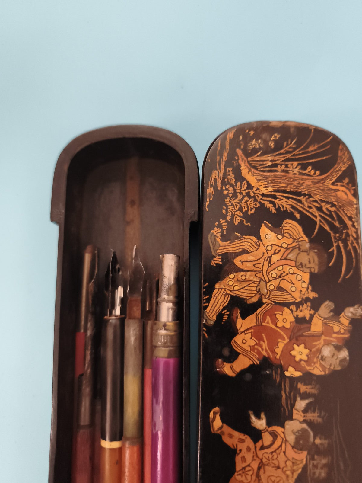 Boîte à plumes ancienne laquée décor asiatique + plumes calligraphie