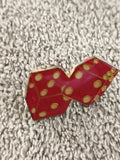 Pin's vintage dés rouges style casino, finition dorée, badge rétro (Ref 4)