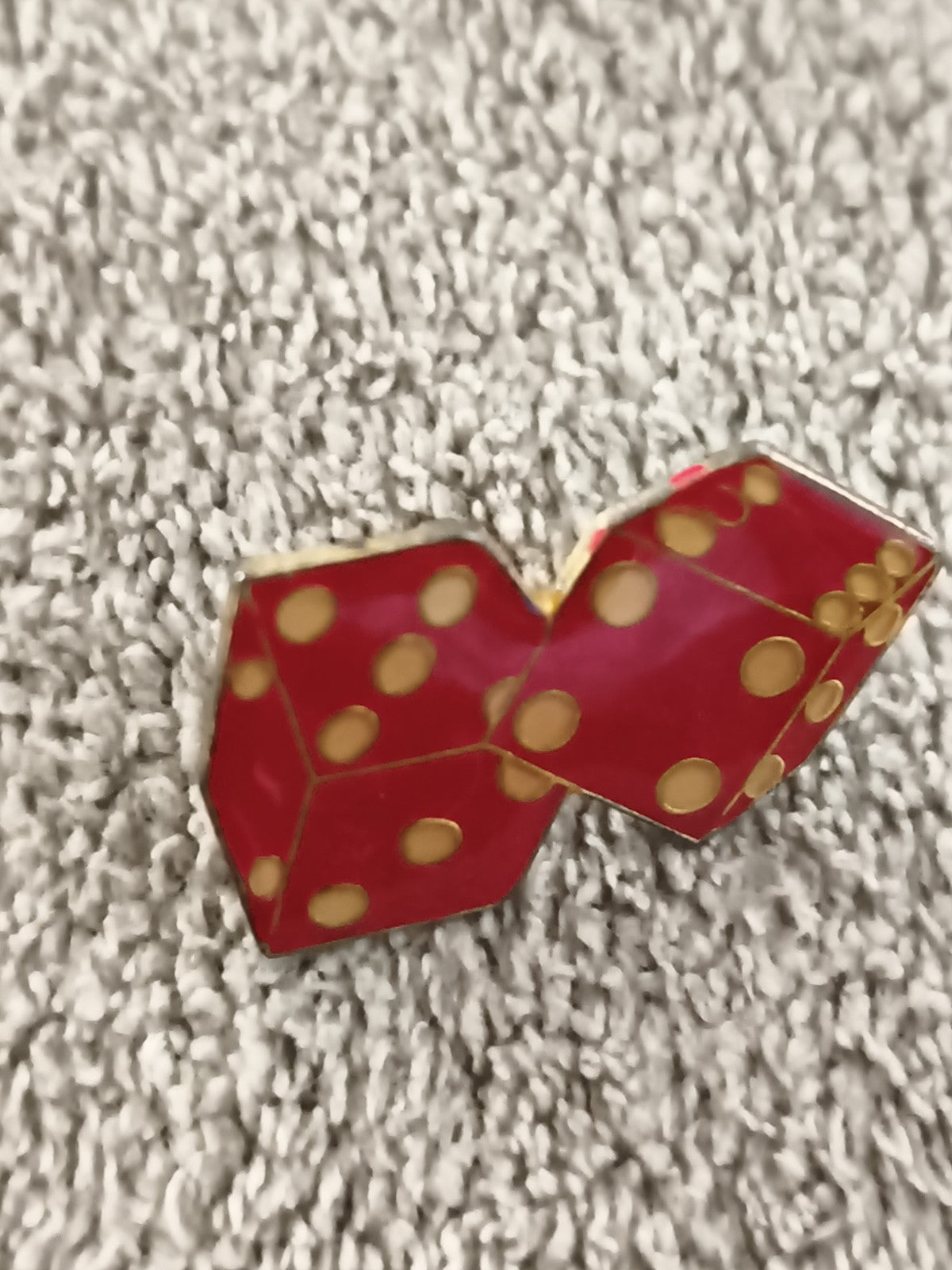 Pin's vintage dés rouges style casino, finition dorée, badge rétro (Ref 4)