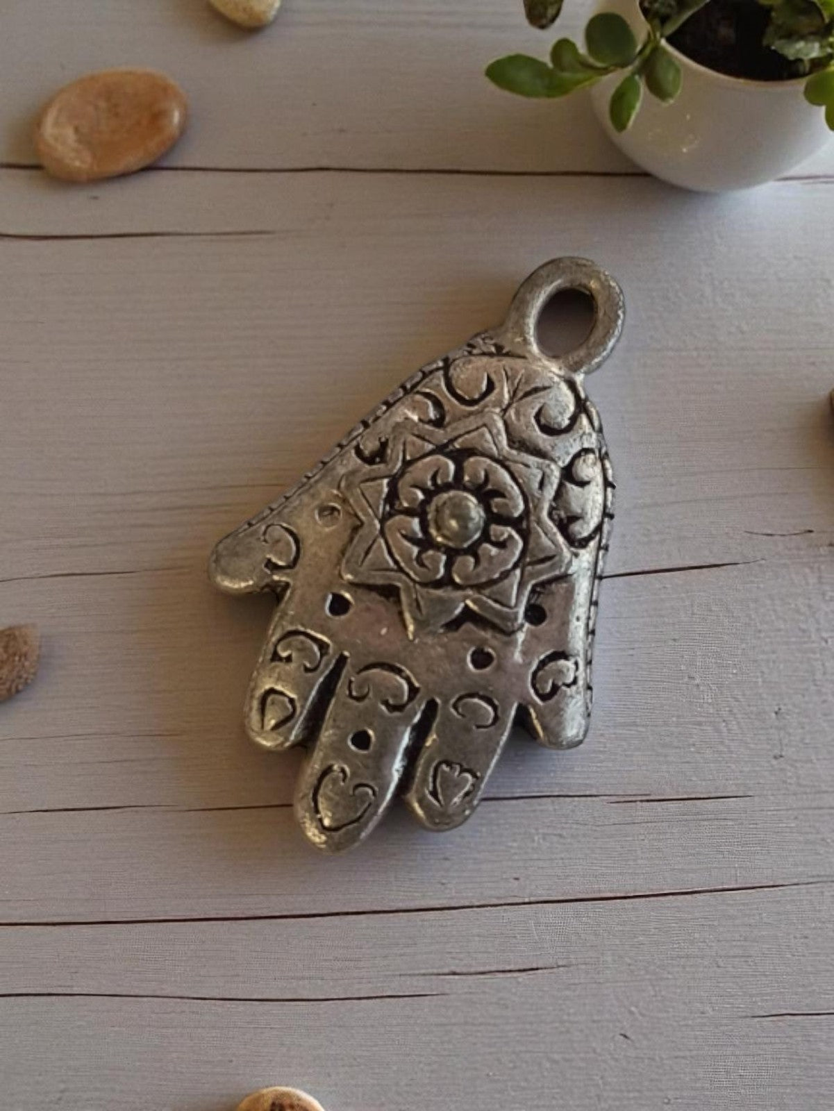 Pendentif main Hamsa vintage métal argenté années 50 motif floral rétro