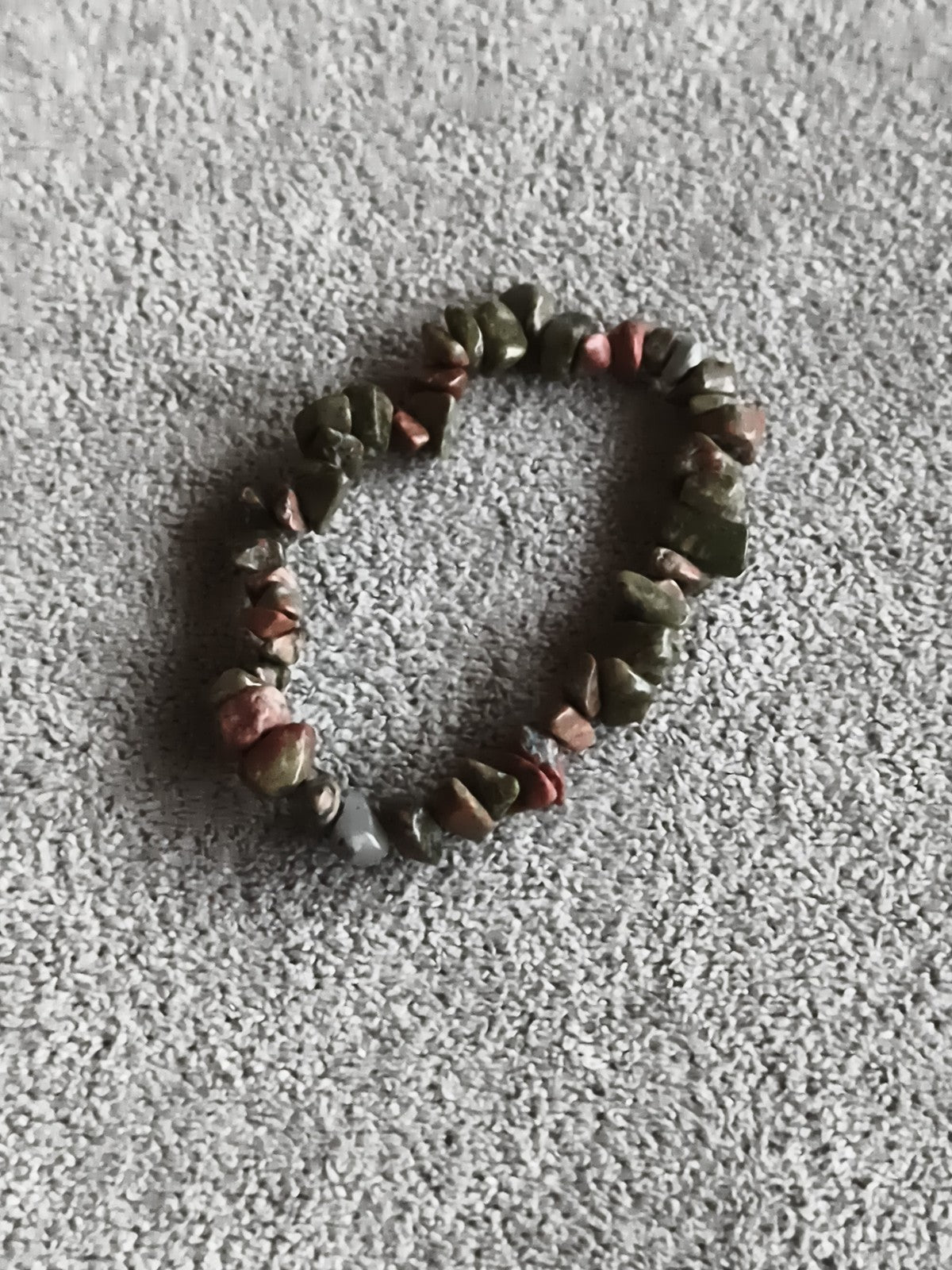 Bracelet pierres naturelles éclats verts rouges élastique fantaisie minéraux