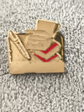 Pin's vintage doré stylisé bureau stylo livres rouge (Ref 5) badge rétro
