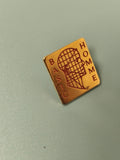 Vintage pin's BASIC HOMME carré doré, motif tête stylisée, collection (Ref 6)