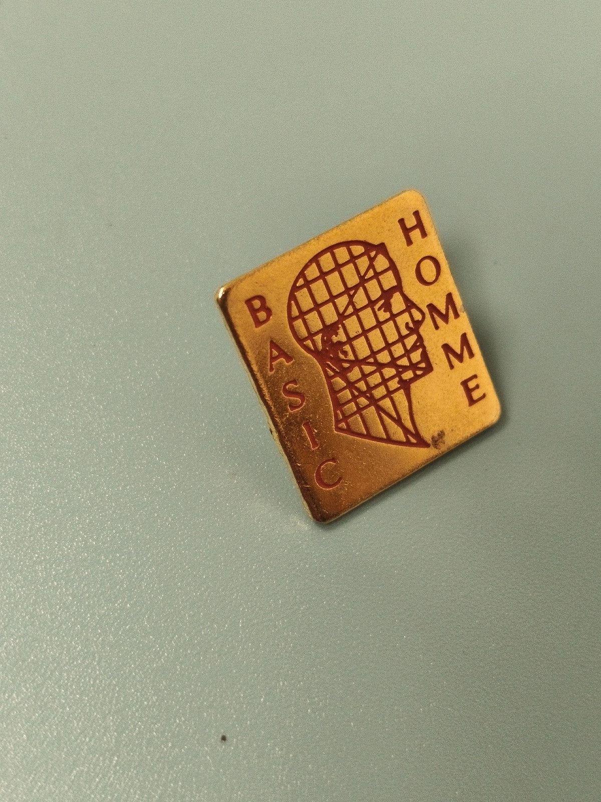 Vintage pin's BASIC HOMME carré doré, motif tête stylisée, collection (Ref 6)