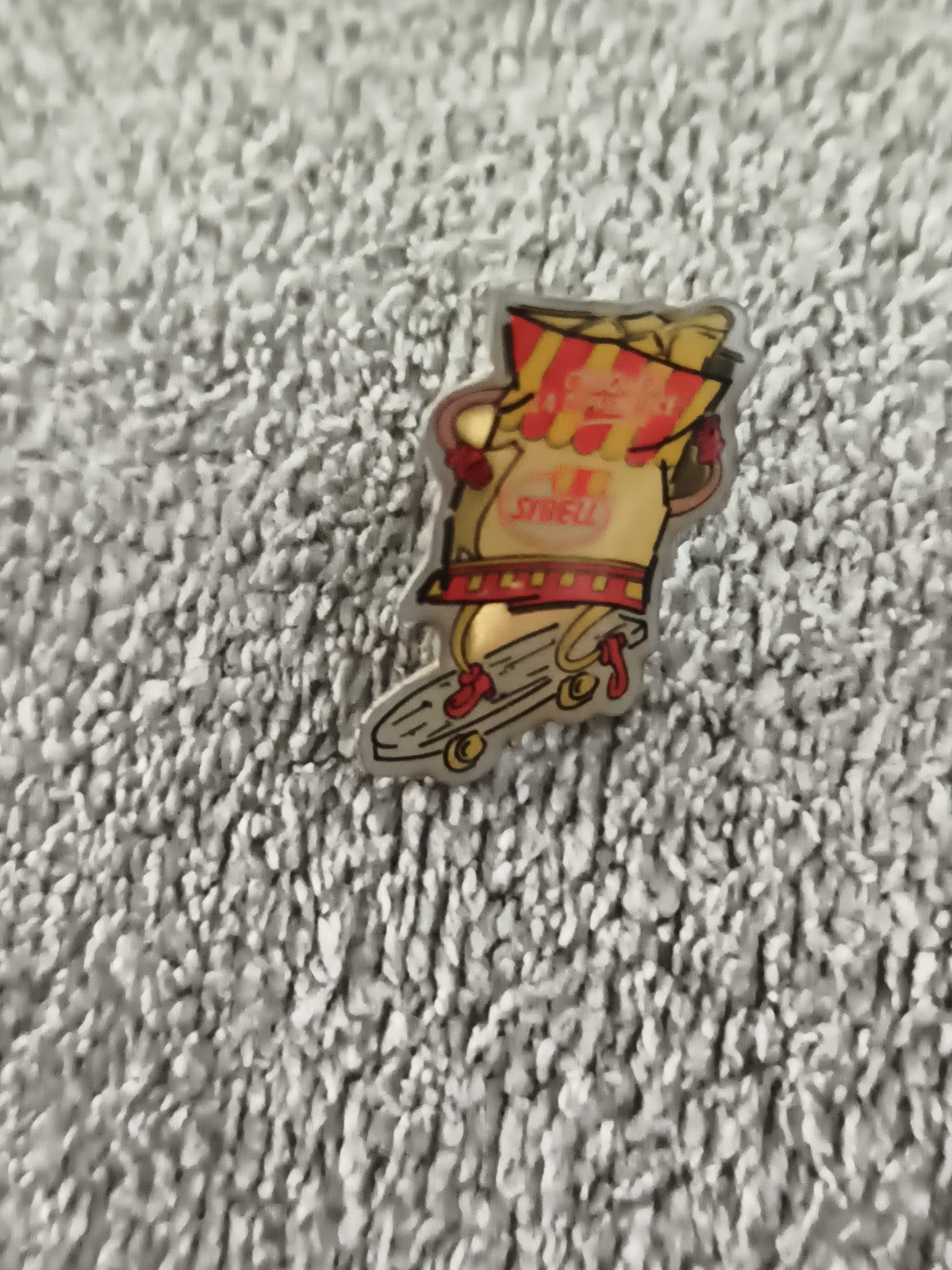 Pin's vintage Sybel frites sur skateboard, fast-food, badge publicitaire années