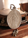 Médaille religieuse ancienne Vierge Miraculeuse métal, pendentif catholique oval