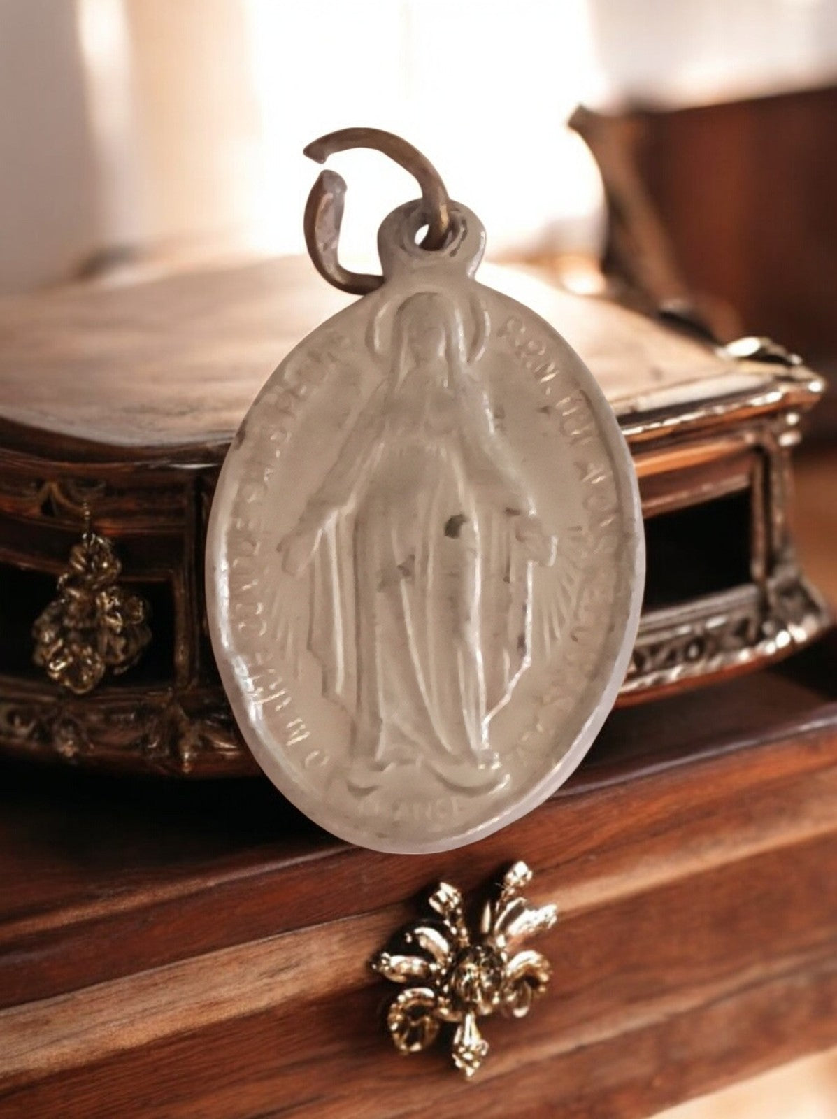 Médaille religieuse ancienne Vierge Miraculeuse métal, pendentif catholique oval