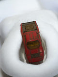 Voiture miniature ancienne rouge rétro, modèle vintage d'occasion