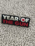 Pin's vintage "Year of the Gun" noir rouge blanc badge rétro (Ref 9)
