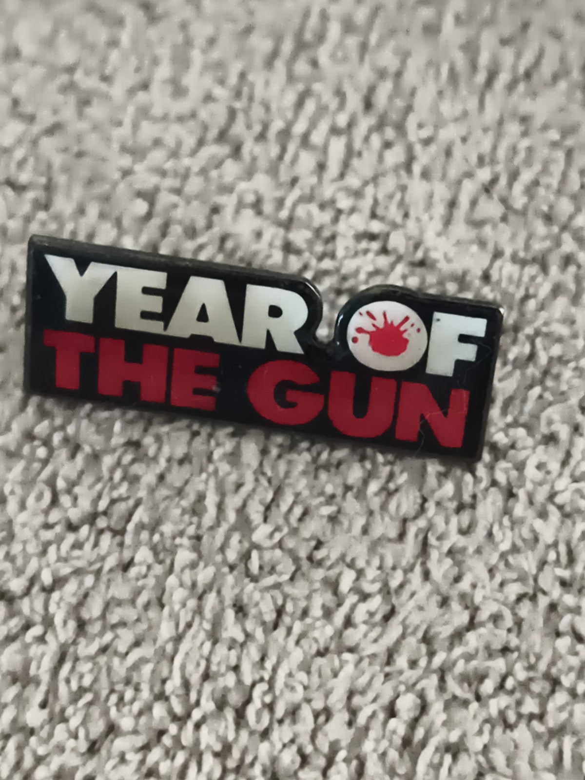 Pin's vintage "Year of the Gun" noir rouge blanc badge rétro (Ref 9)