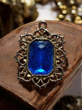 Pendentif ancien style broche, cabochon bleu émaillé, monture ajourée vintage