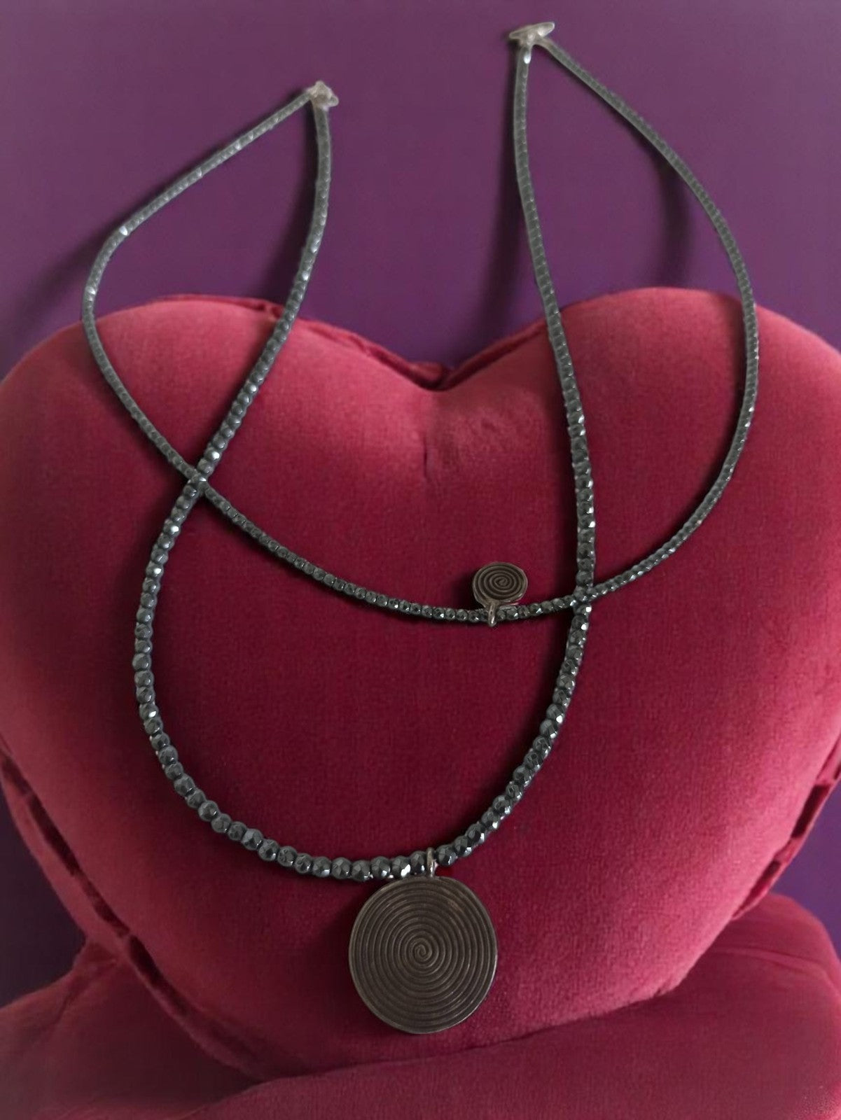 Collier vintage pierres météorite pendentif spirale, bijou rétro gris anthracite
