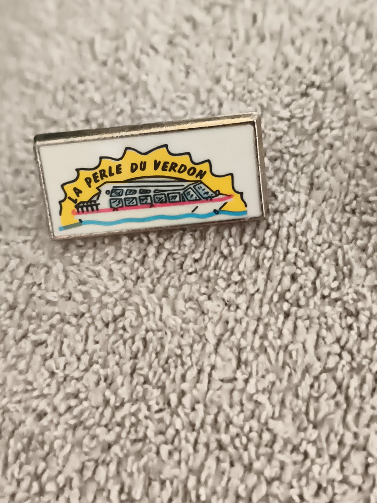 Pin's vintage LA PERLE DU VERDON bateau rectangulaire émaillé souvenir (Ref 6)