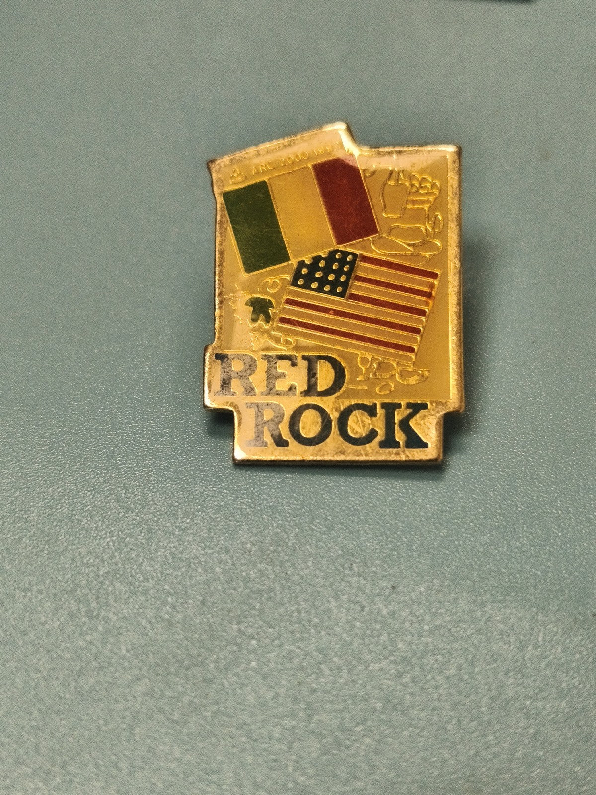 Vintage pin's Red Rock drapeaux USA Mali émaillé collection (Ref 7)