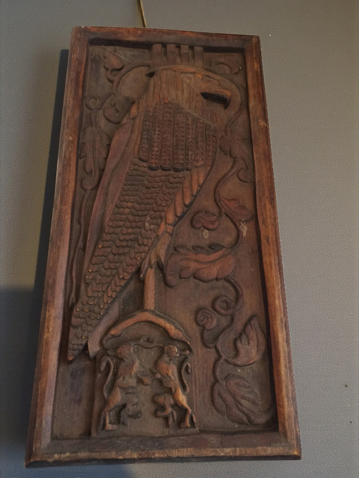 Tableau ancien bois sculpté oiseau héraldique décor floral vintage signé Jean