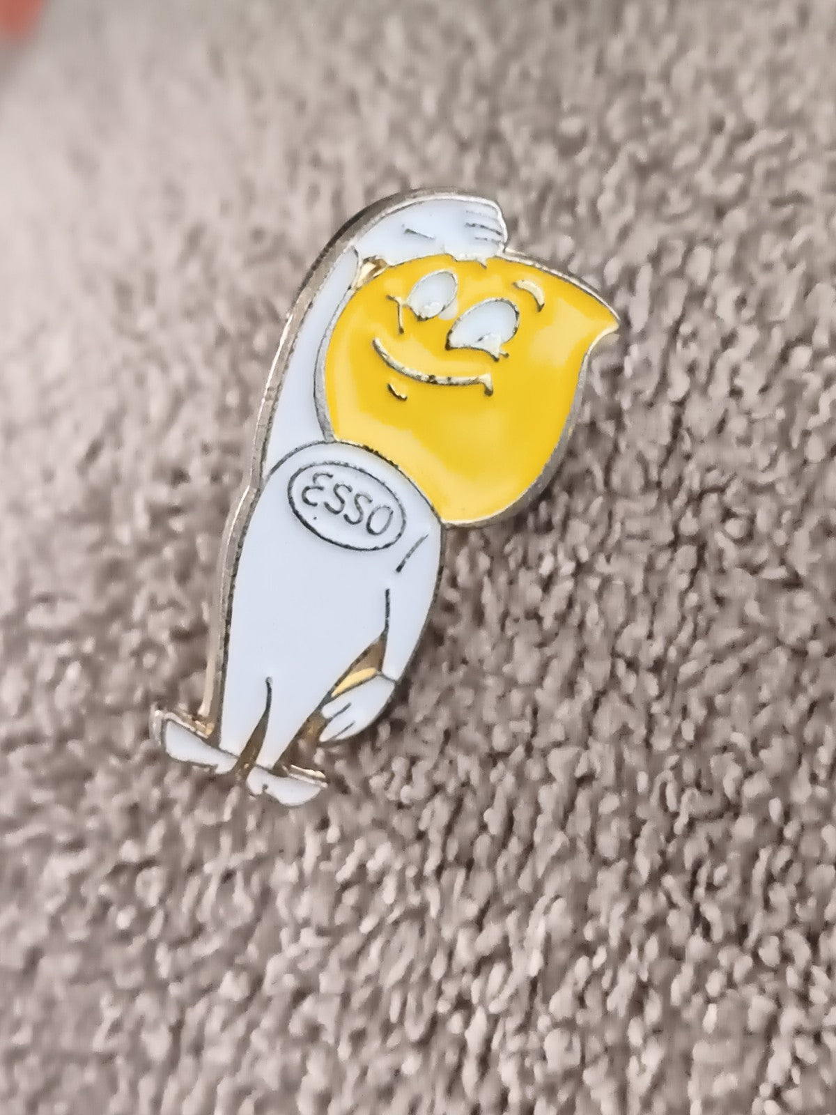 Pin's vintage Esso personnage goutte jaune émaillé ancien mascotte (Ref 10)