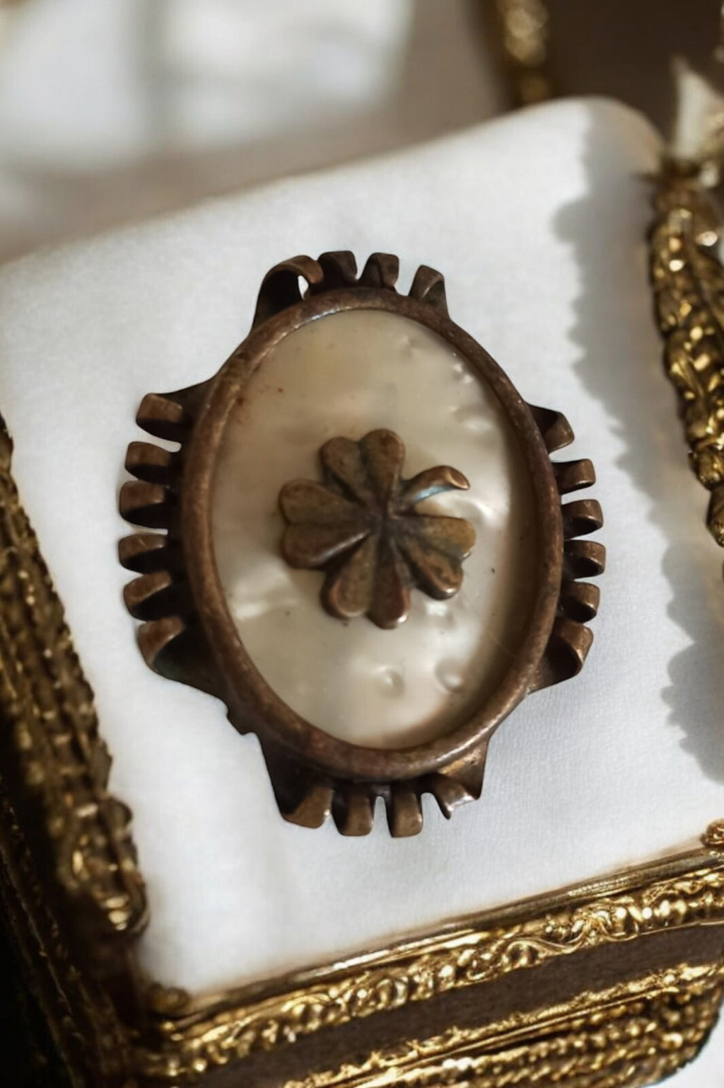 Broche ancienne vintage en nacre, trèfle à quatre feuilles, monture bronze