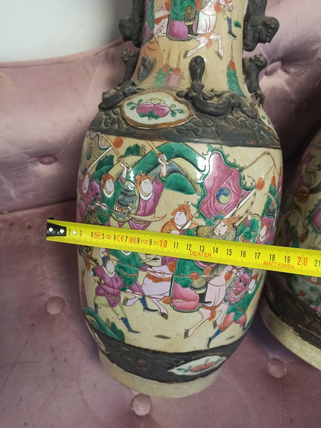 Paire de vases chinois anciens, émaux polychromes, dragons en relief, vintage