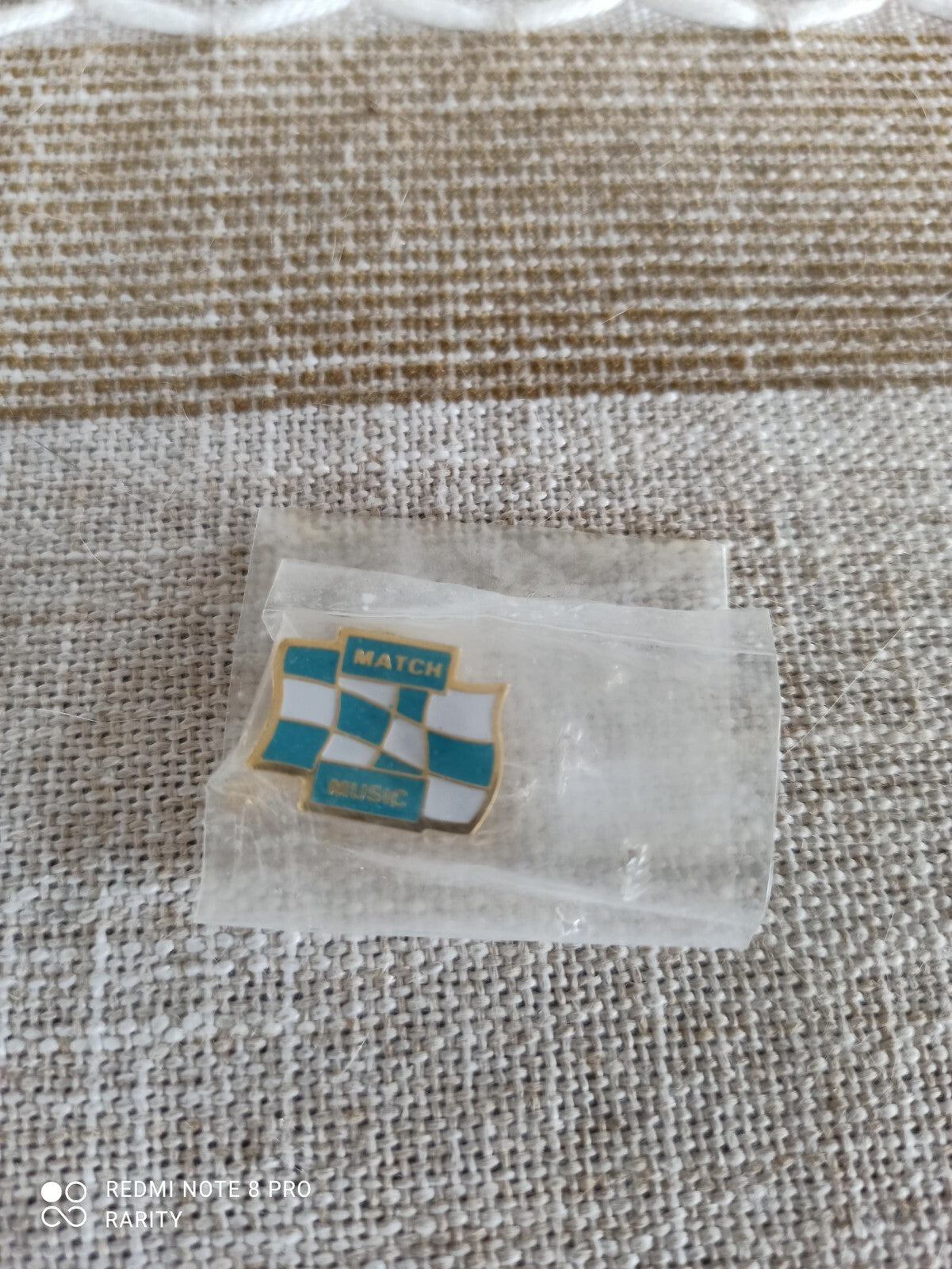 Pin's vintage Match Music années 80 drapeau turquoise blanc rétro