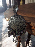 Boucle d’oreille vintage années 70, sequins noirs, pendante unique, rétro