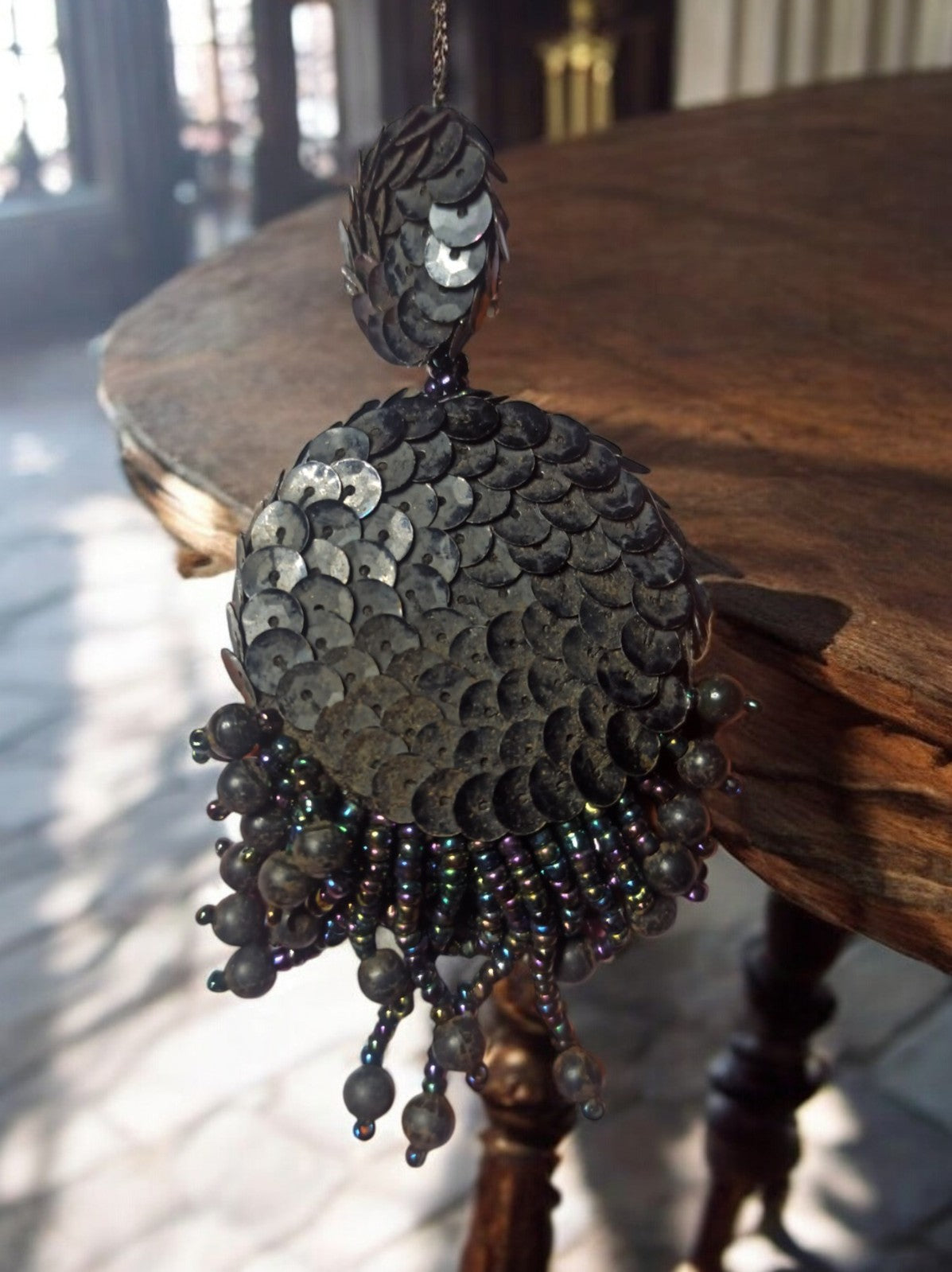 Boucle d’oreille vintage années 70, sequins noirs, pendante unique, rétro