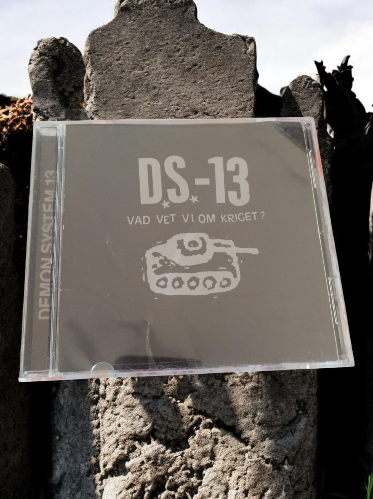 CD DS-13 Vad Vet Vi Om Kriget? Demon System 13 Punk Suédois Rare