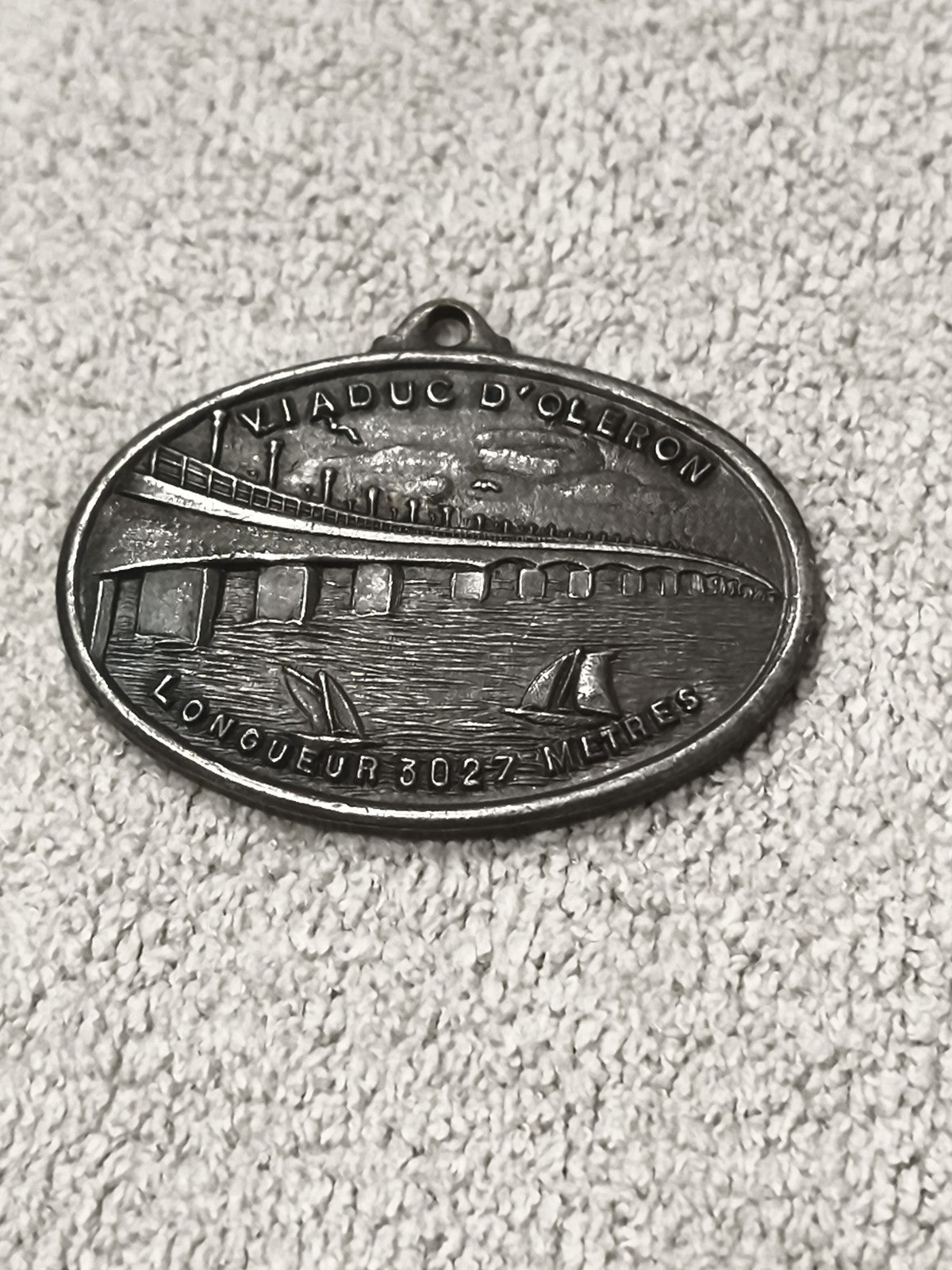 Médaille ancienne Viaduc d’Oléron ovale métal aspect argenté souvenir vintage