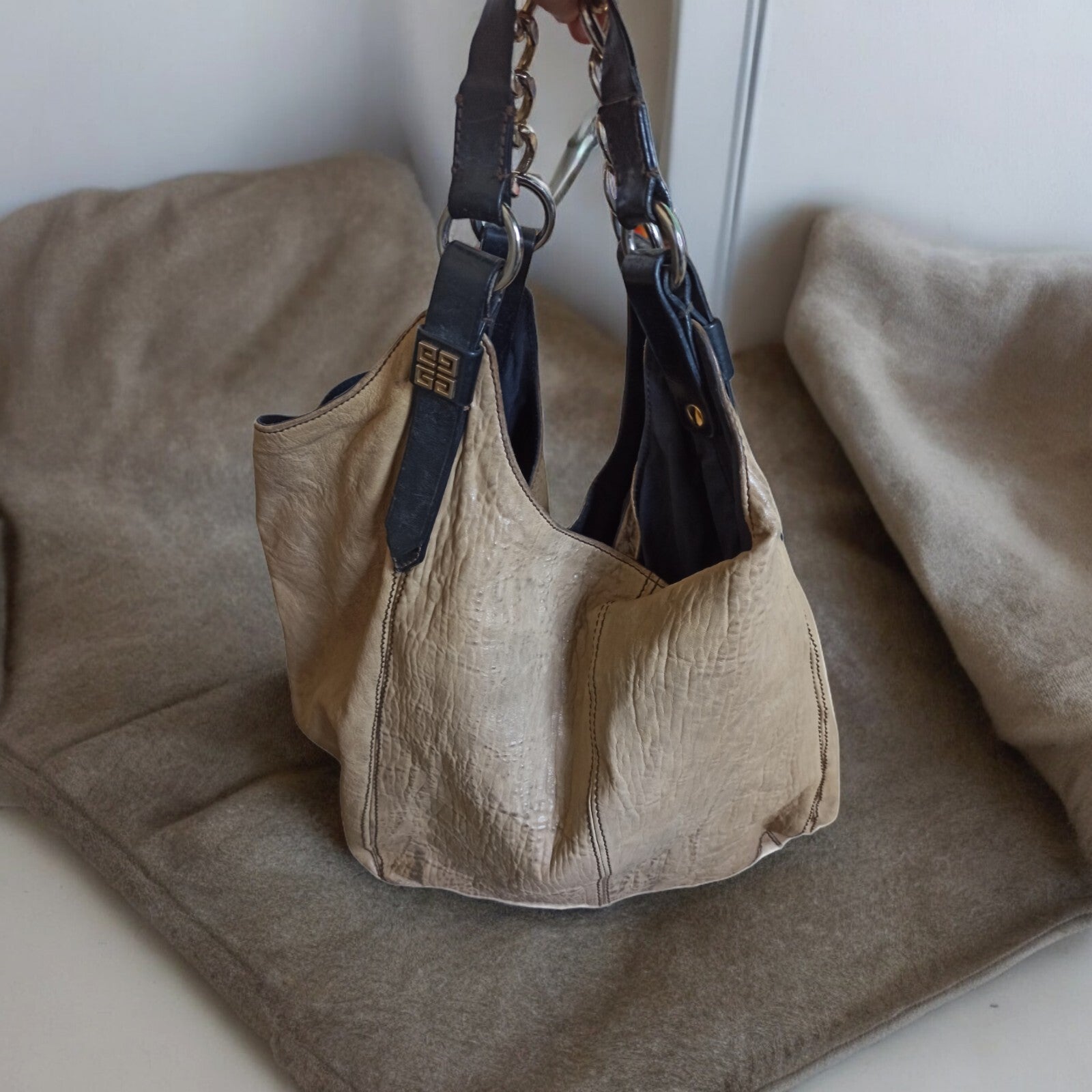 Sac à main Givenchy Paris cuir marron, anse chaîne, style élégant
