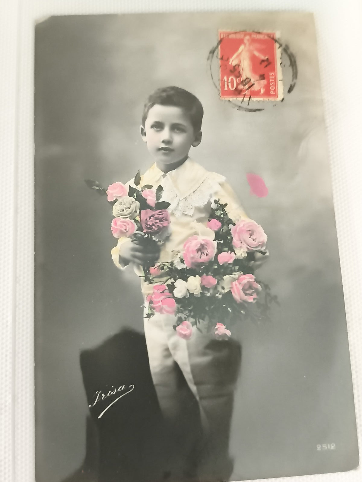 Carte postale ancienne garçon fleurs Irisa colorisée CPA début XXe timbre 10c
