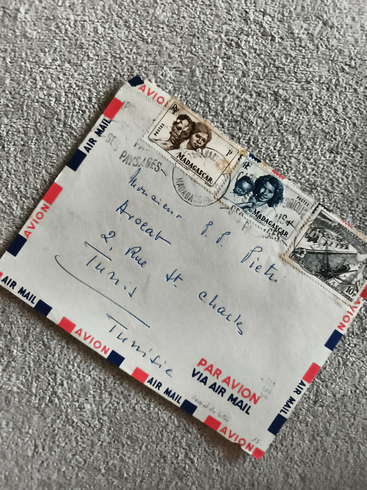 Lettre par avion Madagascar Tunisie timbres affranchis enveloppe philatélie
