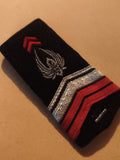 Épaulette militaire ancienne noire brodée insigne argent rouge vintage