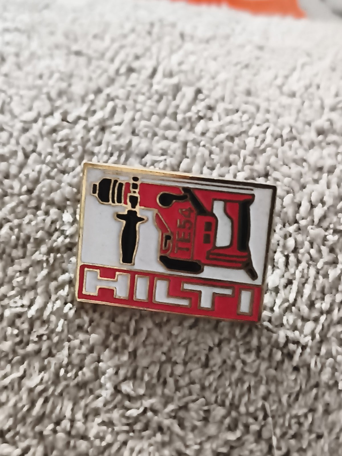 Pin's HILTI TE54 vintage outil perforateur logo rouge blanc ancien (Ref 8)