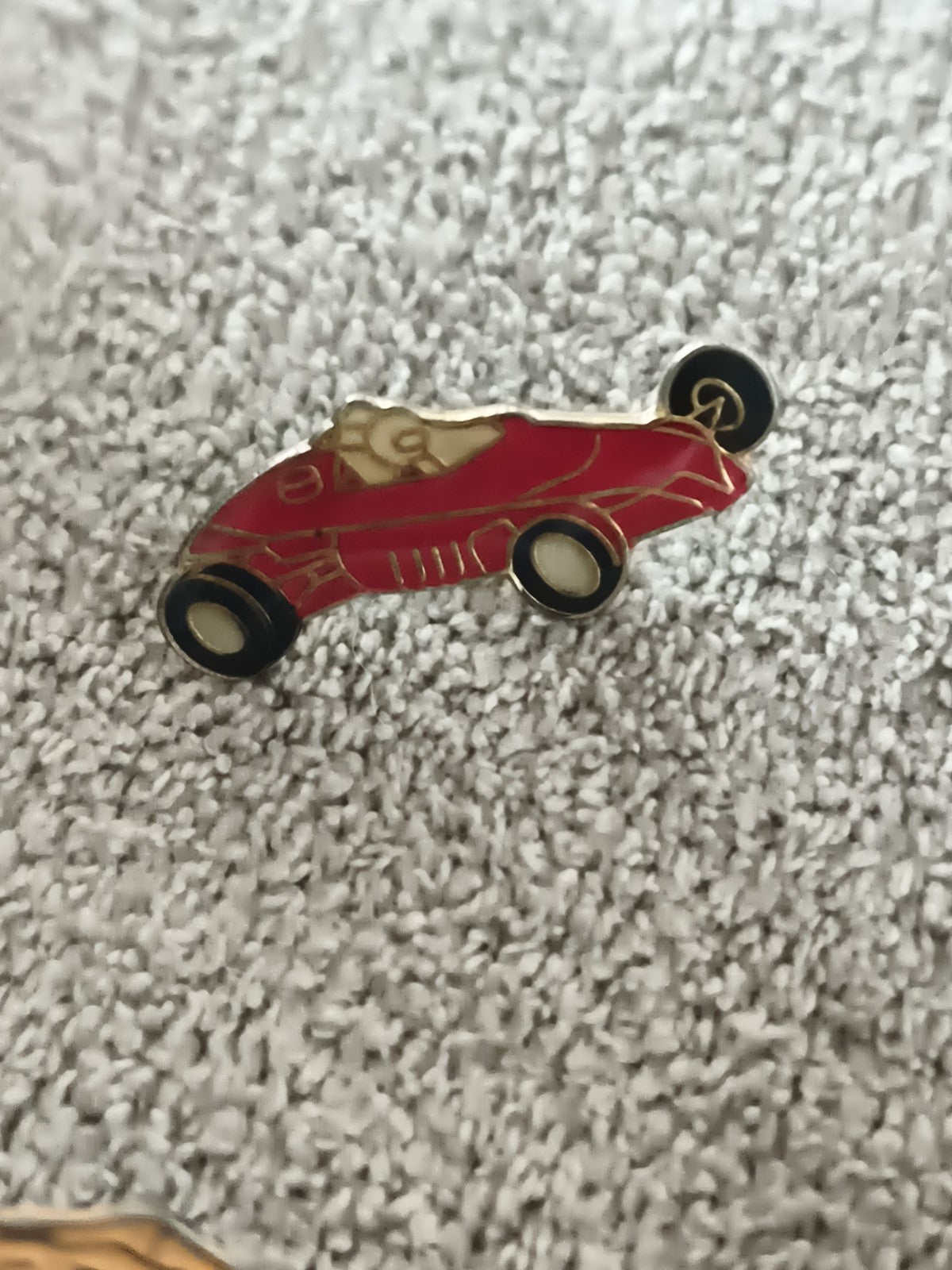 Pin's vintage voiture Formule 1 rouge émaillée, auto sport rétro (Ref 8)