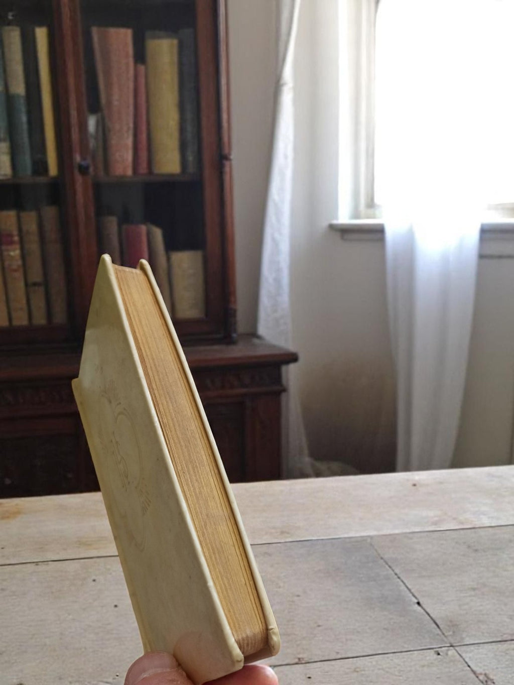 Missel ancien vintage IHS reliure cuir doré, livre de messe catholique