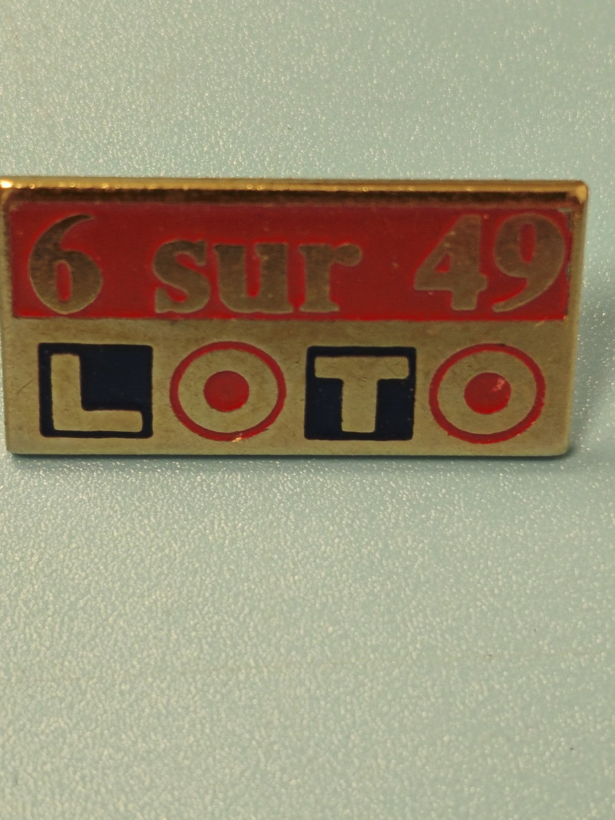 Pin's vintage Loto 6 sur 49 rectangulaire émaillé rouge bleu ancien collection