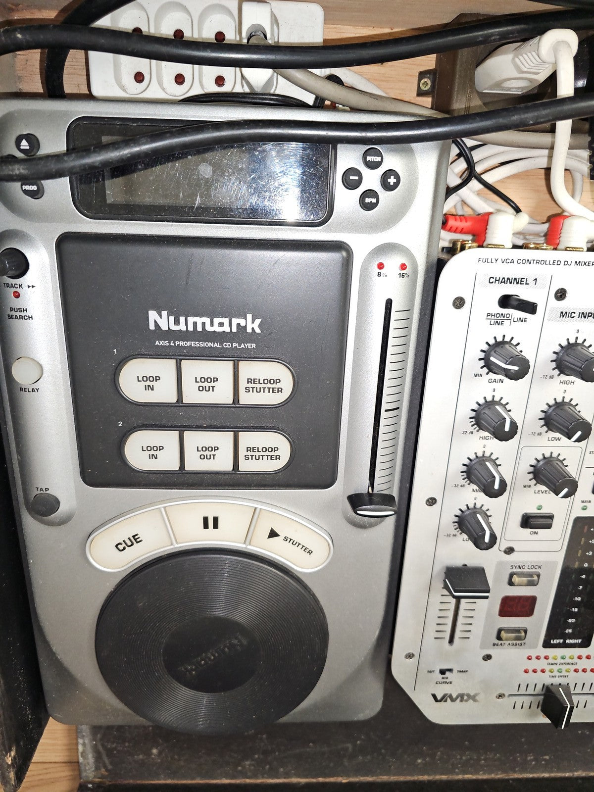 Table de mixage Behringer VMX-200 XPO et Numark DJ Console audio professionnelle
